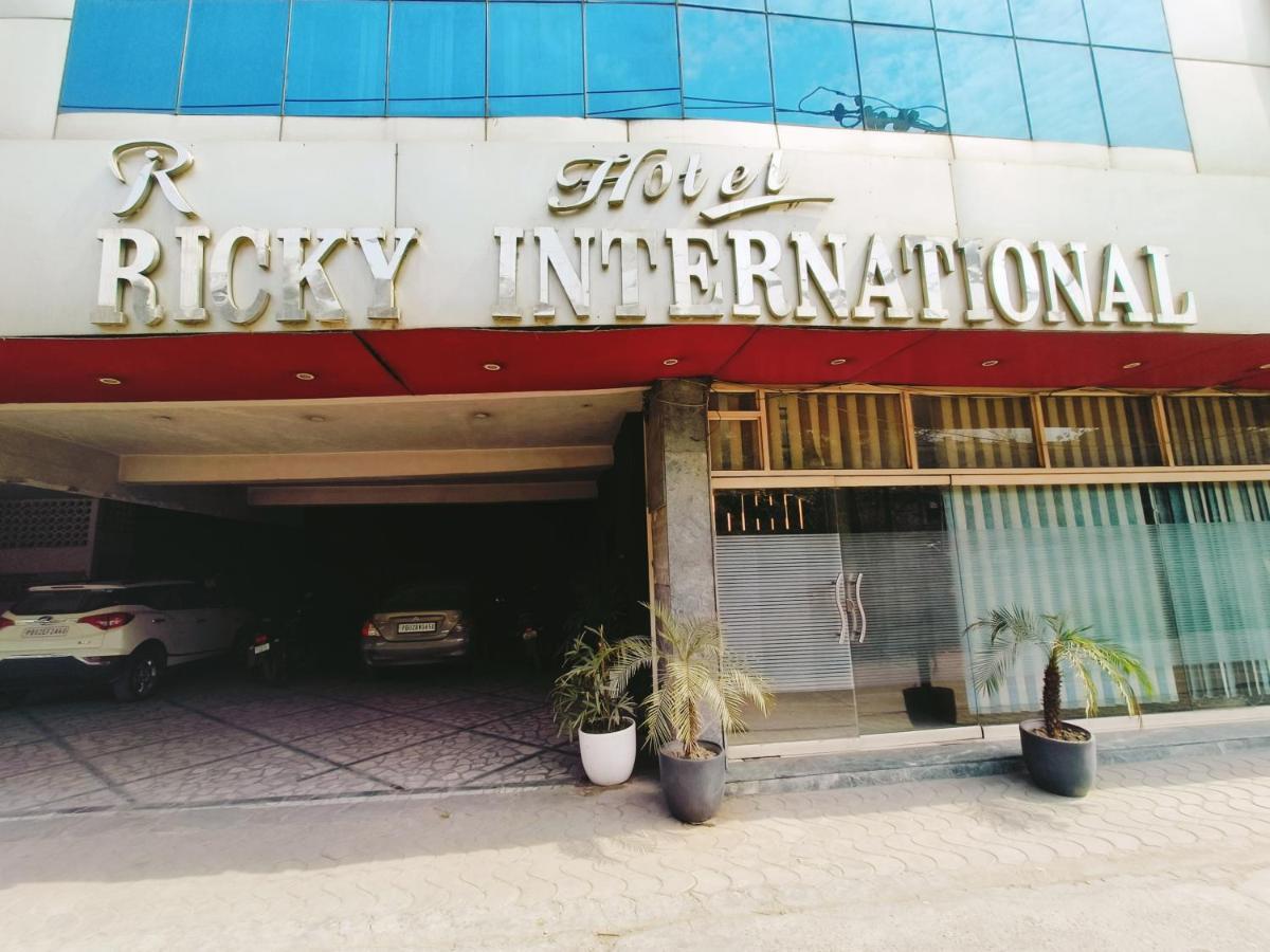 Hotel Ricky International Amritsar Buitenkant foto